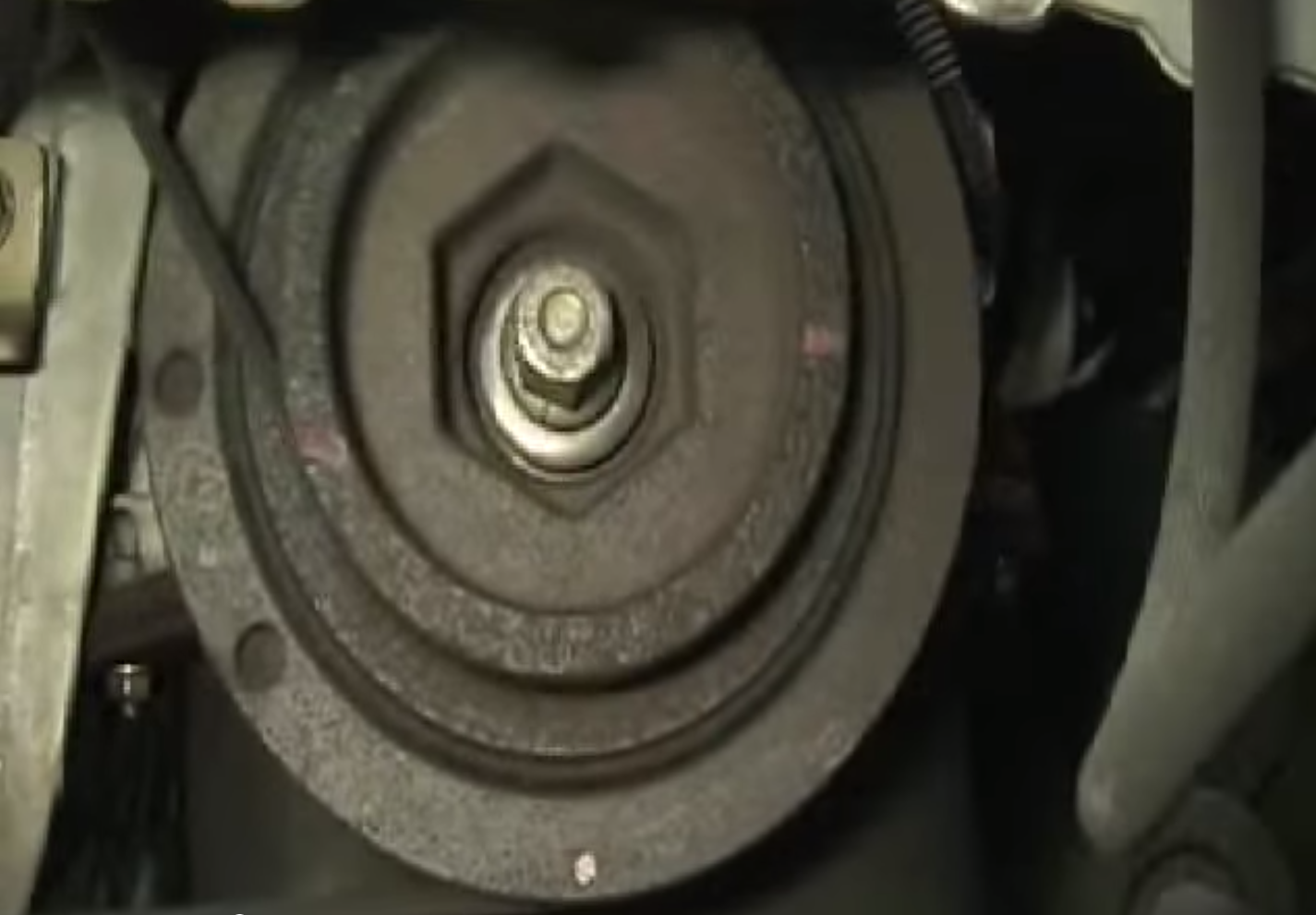 How to remove the crankshaft pulley bolt on a honda