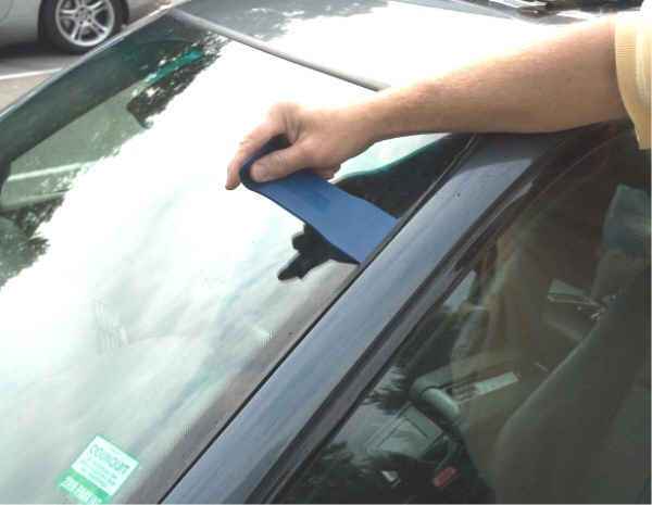 How to remove windshield molding honda