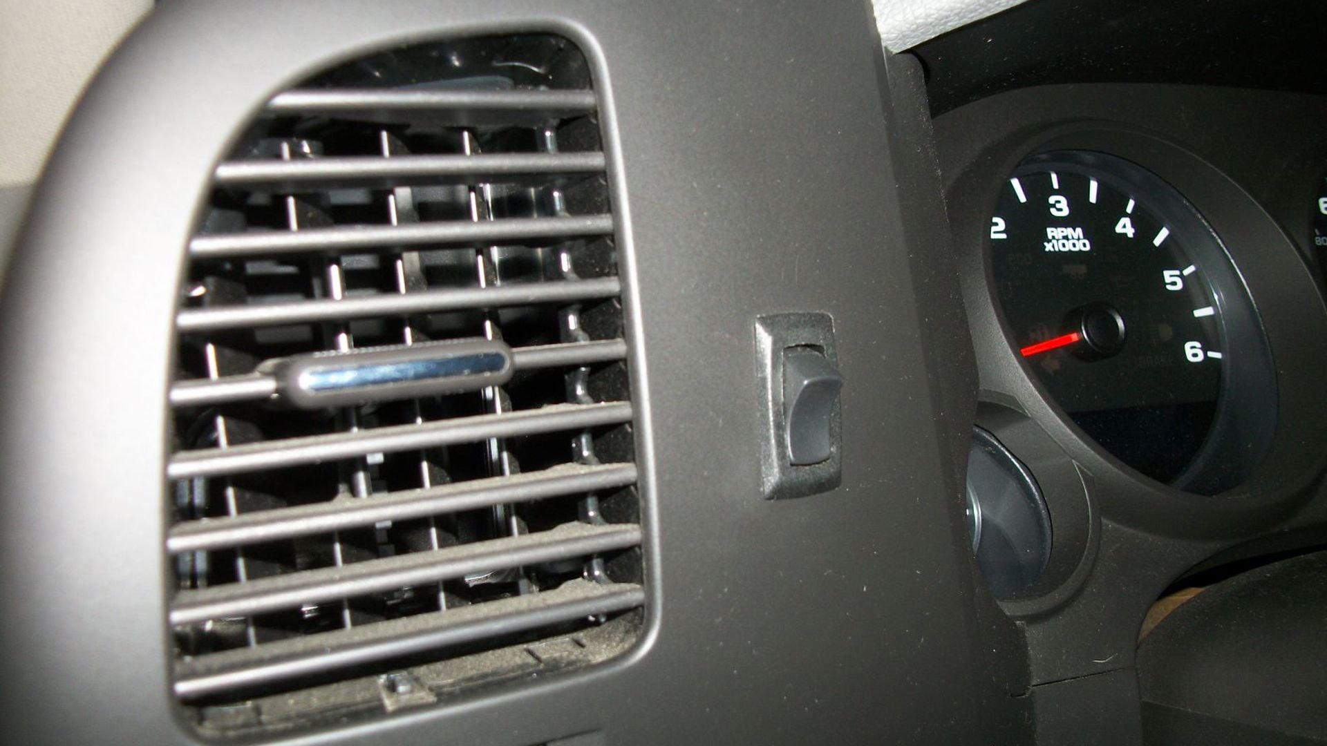 Chevrolet Silverado 19992006 Why Do My Vents Blow Only Hot or Cold