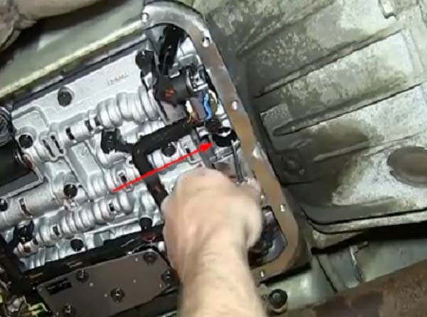 Chevrolet Silverado 1999-2006: How to Replace Transmission Pan and