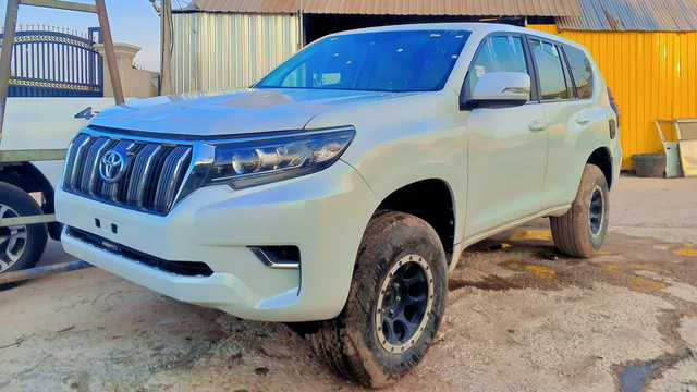 Someone Created an Updated Land Cruiser From A 1998 Example