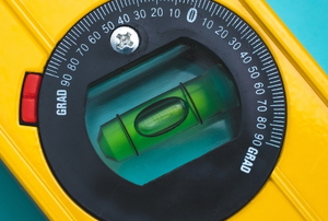 liquid level device with bubble surrounded by numbers