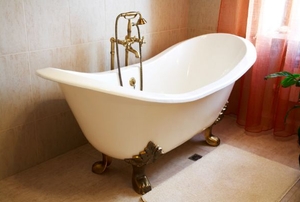 clawfoot tub
