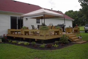 A new deck built by a DIYer in his backyard.