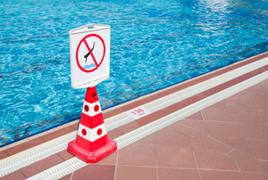 no diving sign on the side of an underground pool