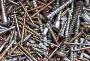 a pile of different kinds of screws