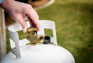 hand opening or closing propane valve on tank