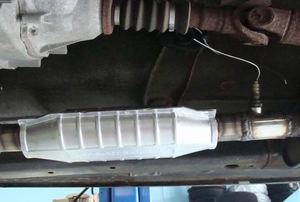 The catalytic converter beneath a Jeep.