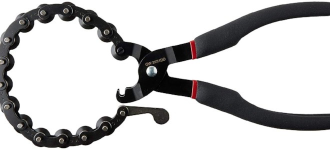 tailpipe cutter that looks like clippers with a bike chain attached