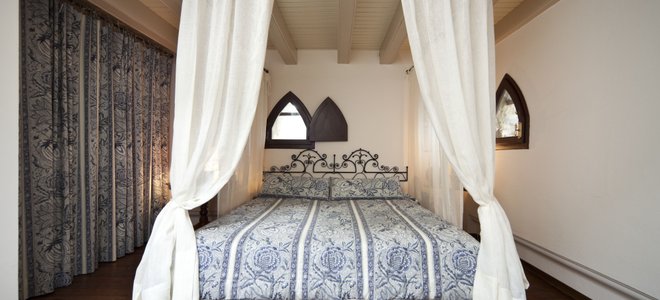 Twin canopy bed with blue comforter