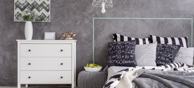 A bedroom with Venetian plaster walls.