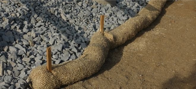 антикоррозионный рулон ткани на каменистой почве