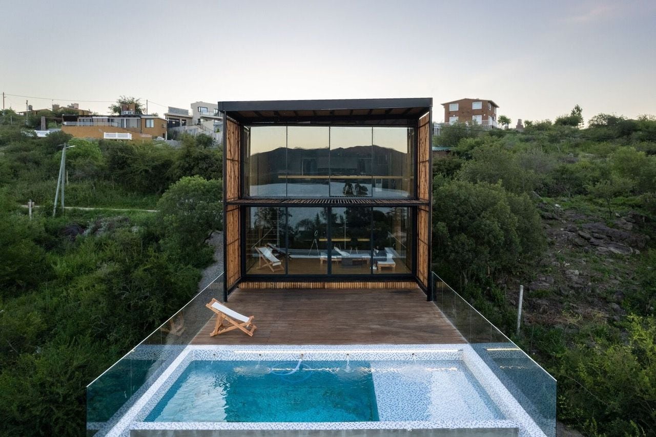 Infinity-edge swimming pool attached to the eco-conscious Bioclimatic House in Cordoba, Argentina.