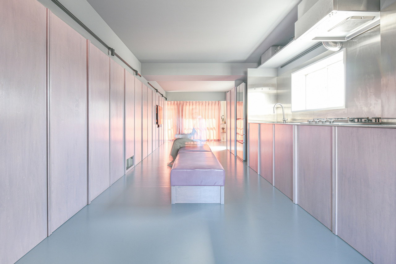 Office Sugurufukuda used gray ceilings and light pink wall panels to make Tokyo's 404 Apartment feel much wider than it actually is. 
