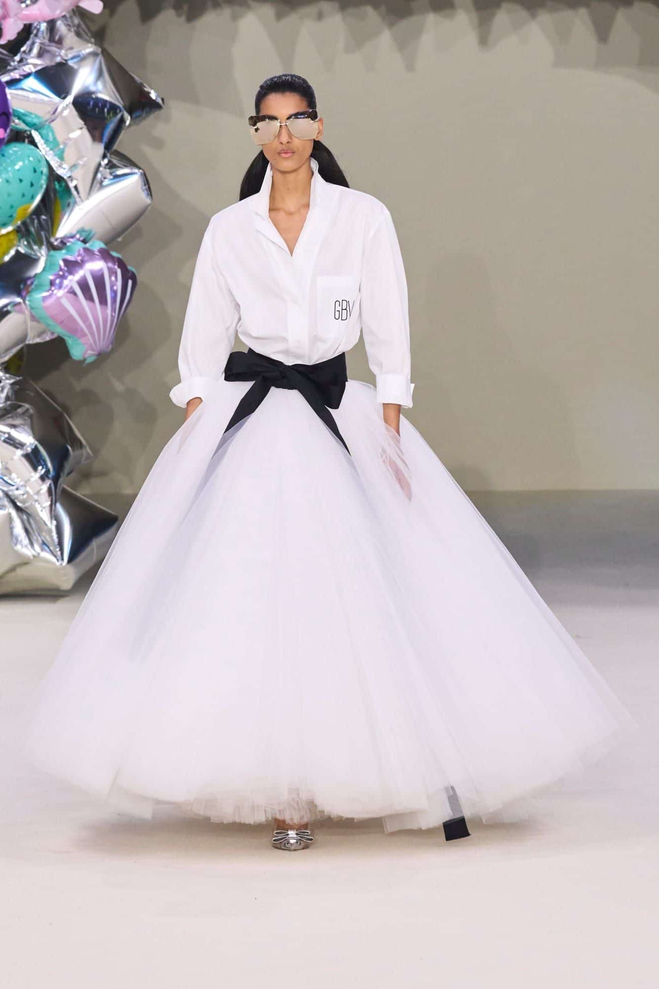 Giambattista Valli model sports a 50s-style white skirt for July's Paris Fashion Week 2022.
