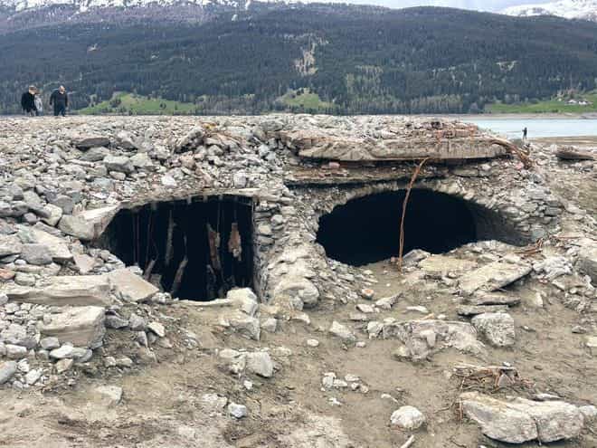 Small caves have been formed among the underwater rubble of Curon. 