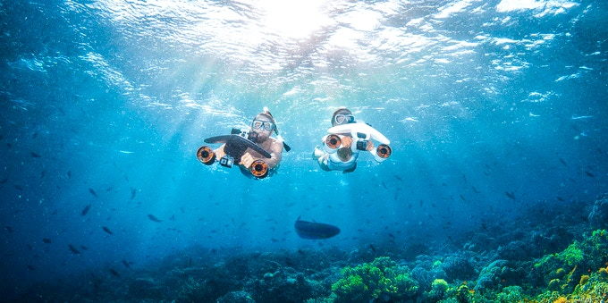 Young couple dives deep into the ocean quickly and safely thanks to their speedy Whiteshark MixPros