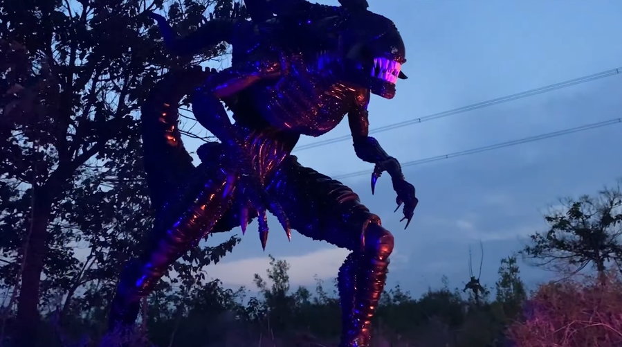 Shengge's life-size Alien King sculpture gives off an ominous vibe when lit up at night.