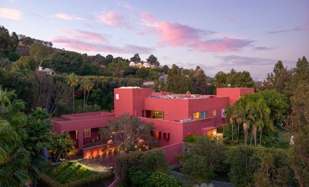 Exterior shot of a $77 million LA mansion designed by famed architect Ricardo Legorreta. 