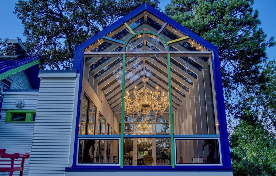 The rainbow House's most charming feature is undoubtedly its double-height solarium, complete with classic chandelier.