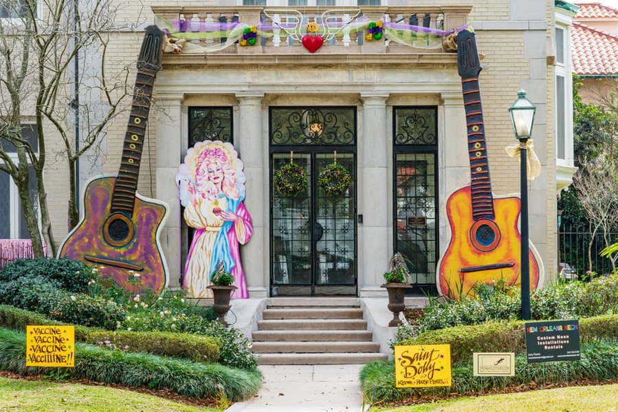 A Dolly Parton-themed house float created as a form of COVID-safe Mardi Gras celebration in 2021.