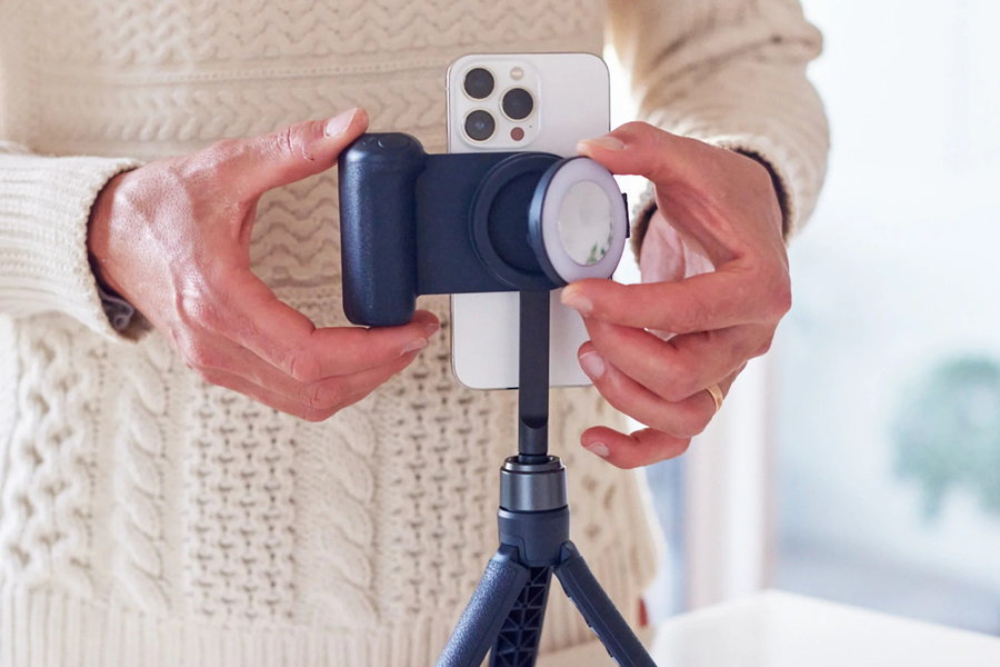 Person attaches ring light to ShiftCam SnapGrip for better photo lighting. 