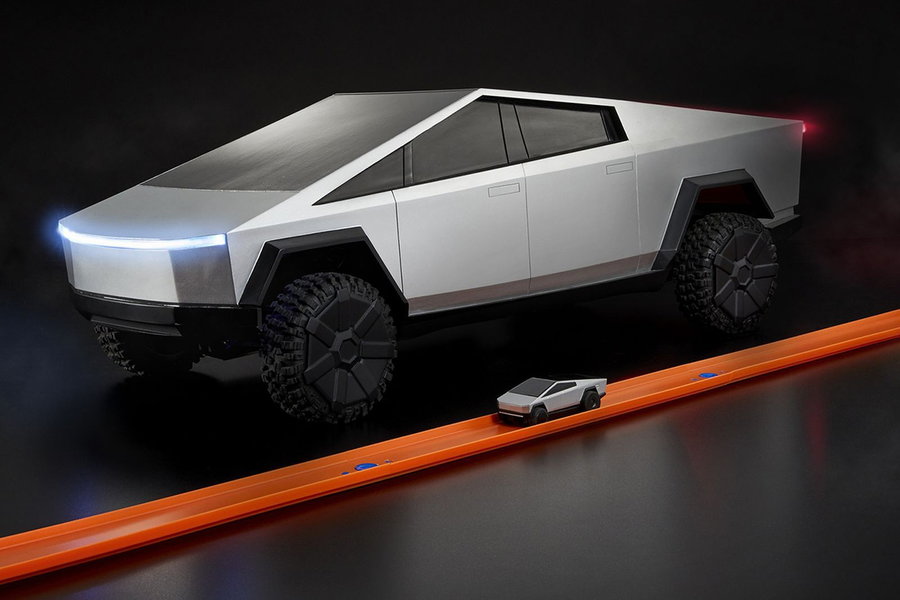 Hot Wheels 1:10 Scale R/C Tesla Cybertruck side-by-side with the real thing.