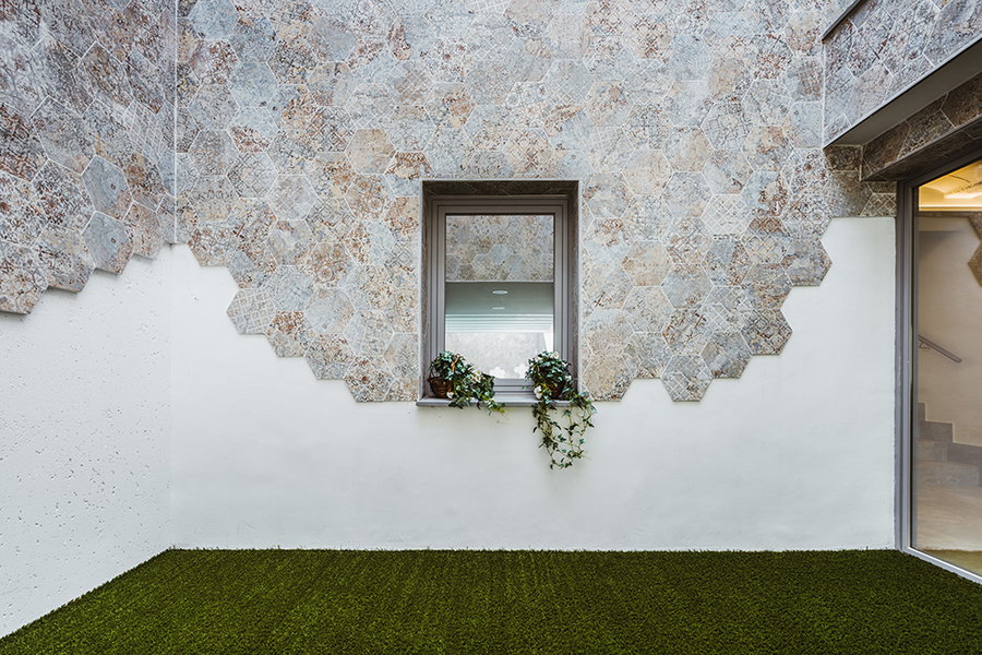 Hexagonal ceramic tiles coat the outer spaces of Casa GAS, coming alive whenever they're hit by natural light. 