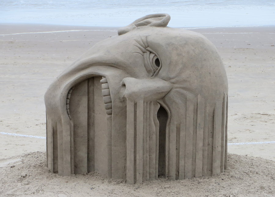 Screaming sideways head sand castle sculpture by Guy-Olivier Deveau.