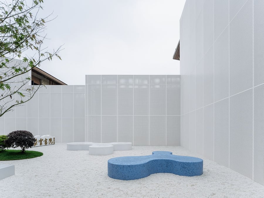 Blue and white (also cloud-like) benches grace the Duoyun bookstore's central courtyard.