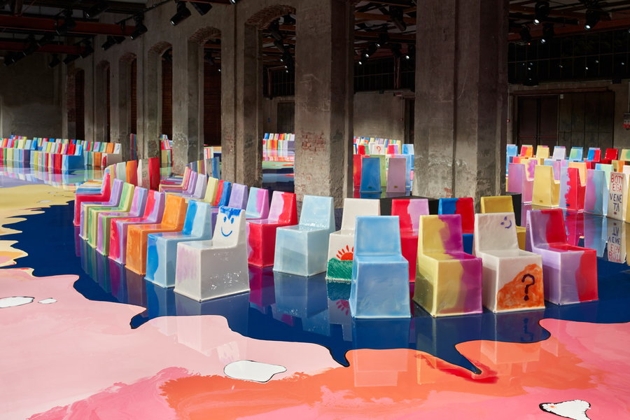 400 handcrafted chairs by Gaetano Pesce on display at the Bottega Veneta SS23 fashion show at Milan Design Week. 