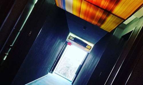 Aloft Hotel. ???????????????????? #aloft #alofthotel #aloftcharleston #charlestonsc #layover #layoverlife #flightattendantlife #cabincrewlife #ilovemyjob #blessed #hallway #blues #colors #colorful #happyblue
