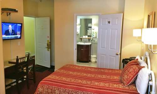 One Queen or two double beds. Bathroom with whirlpool bath and shower. One Queen or two double beds. Bathroom with whirlpool bath and shower.