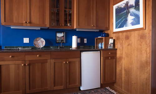 The mini kitchen area of North Tower room.