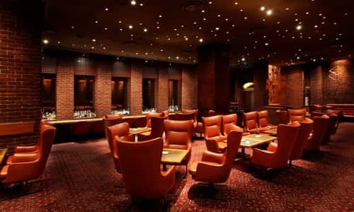 Main bar Brillant with its spacious, luxurious seating and soothing brick interior