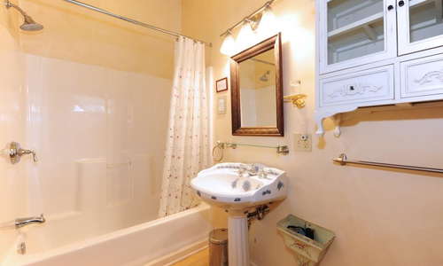 Bathroom, Anna room in the Carriage House