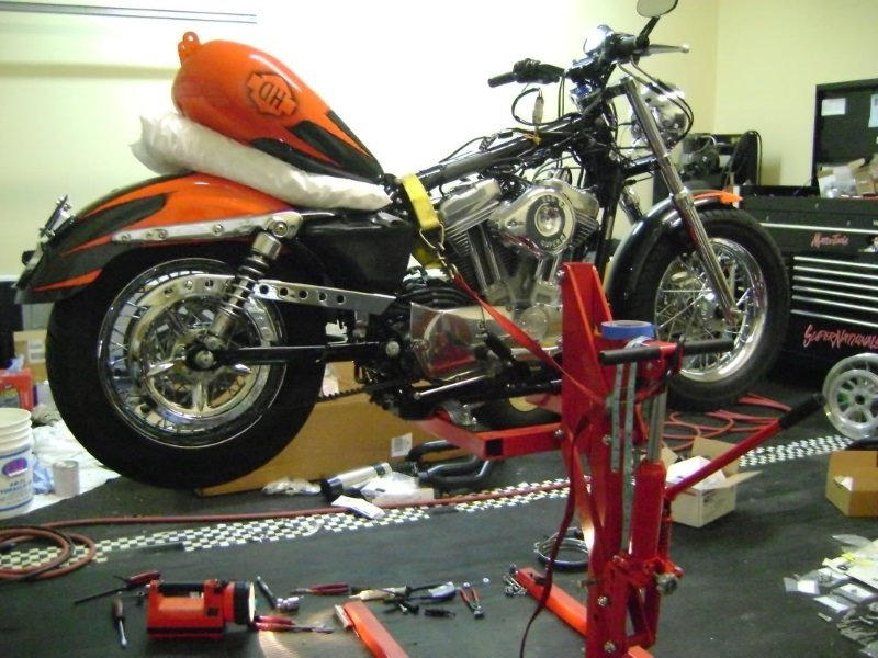 Jacking up and strapping Sportster