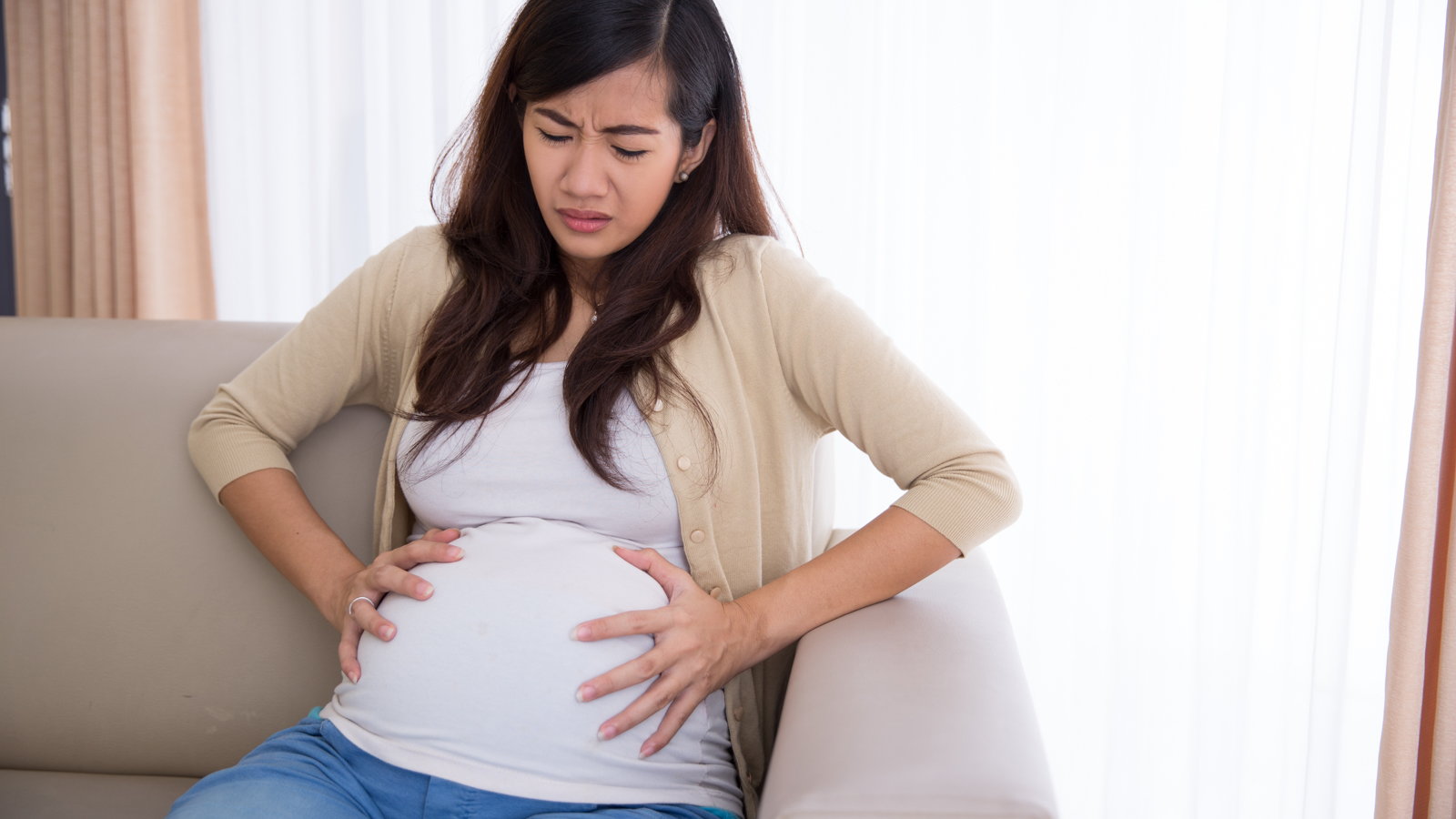 pregnant woman feeling contraction