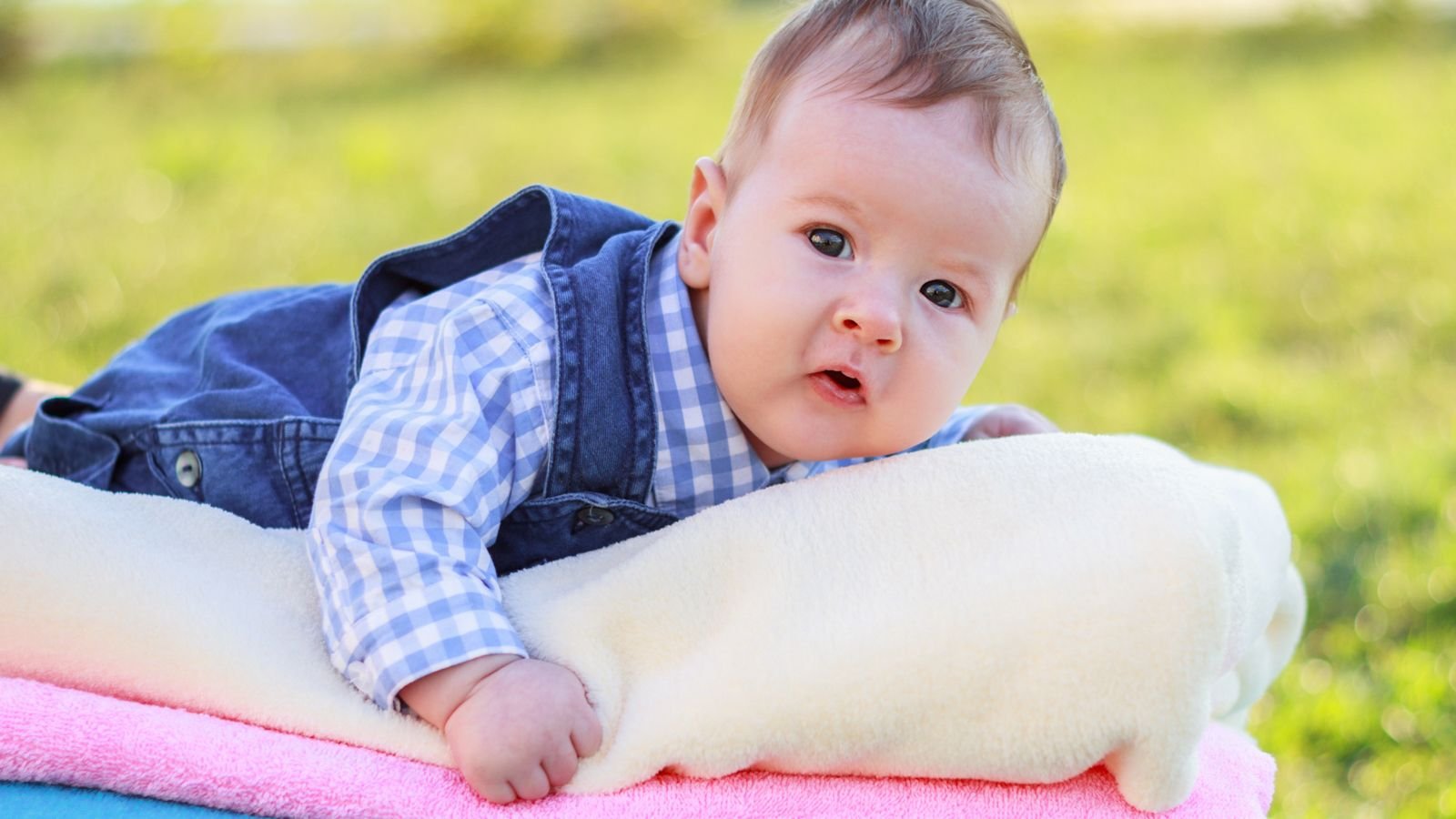 baby doing tummy time