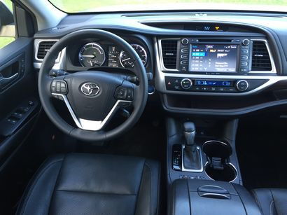 2016 Toyota Highlander Hybrid Limited cockpit detail