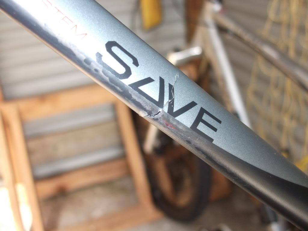 cracked carbon mtb frame