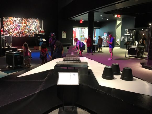 Giant Gibson Guitar at the Science Center 