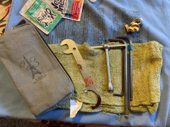 It all fits nicely into this little pouch. 