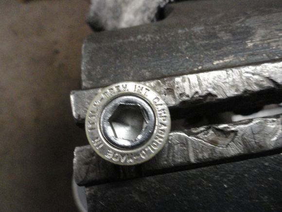 Crank attaching bolt