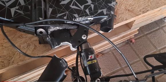 Lankeleisi with broken from, snapped all the way through