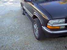 They have 255/55/18 michelin's on them. they fit with a little trimming. Wouldn't rub very bad if I'd shave some off my front spacers.