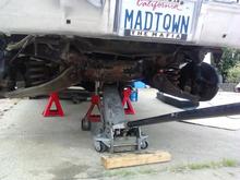I dependent front suspension in
