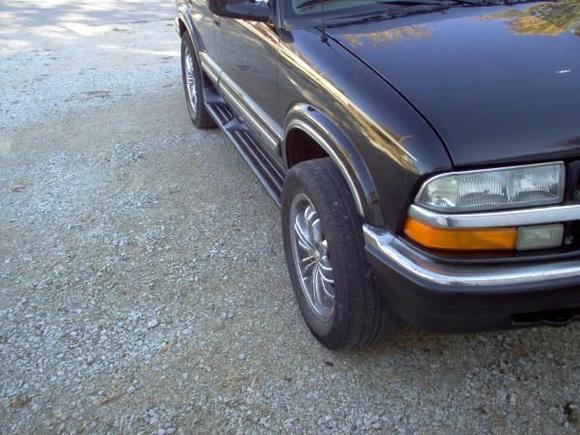 They have 255/55/18 michelin's on them. they fit with a little trimming. Wouldn't rub very bad if I'd shave some off my front spacers.