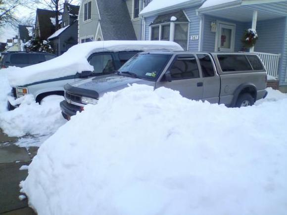 My 2001 S10 Ext Pickup 4X4 ZR2 &amp; 1997 Suburban 4dr 4X2 &amp; NY SNOW more Snow that I've seen 50 yrs 1/30/11 OMG!!
