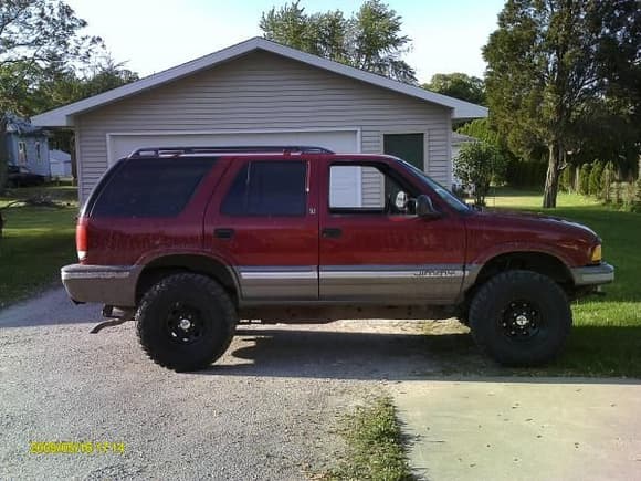 2 inch body lift, 2 inch suspension lift, 32x11.5's.  had to do some redneck fender triming =]